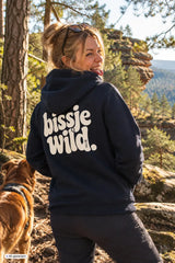 Frauen navy blaue kapuzenjacke mit reißverschluss und weißem bissje wild schriftzug auf der rückseite
