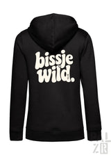 Schwarzer damen zip-hoodie mit auffälligem weißem bissje wild backprint in verspielter runder schrift