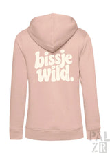 Soft pink zip-up hoodie für frauen mit weißem bissje wild backprint auf der rückseite in verschiedenen farben