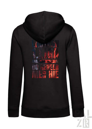 Schwarze Kapuzenjacke mit Reißverschluss, Grafikdesign und Text auf dem Rücken.