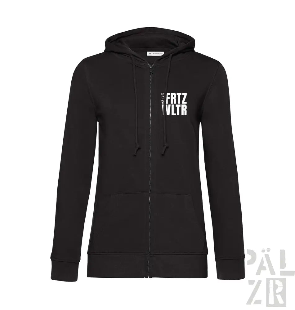 Schwarze Kapuzenjacke mit Reißverschluss und weißem Text-Design, wahrscheinlich aus Baumwolle oder Polyester-Mischung gefertigt.