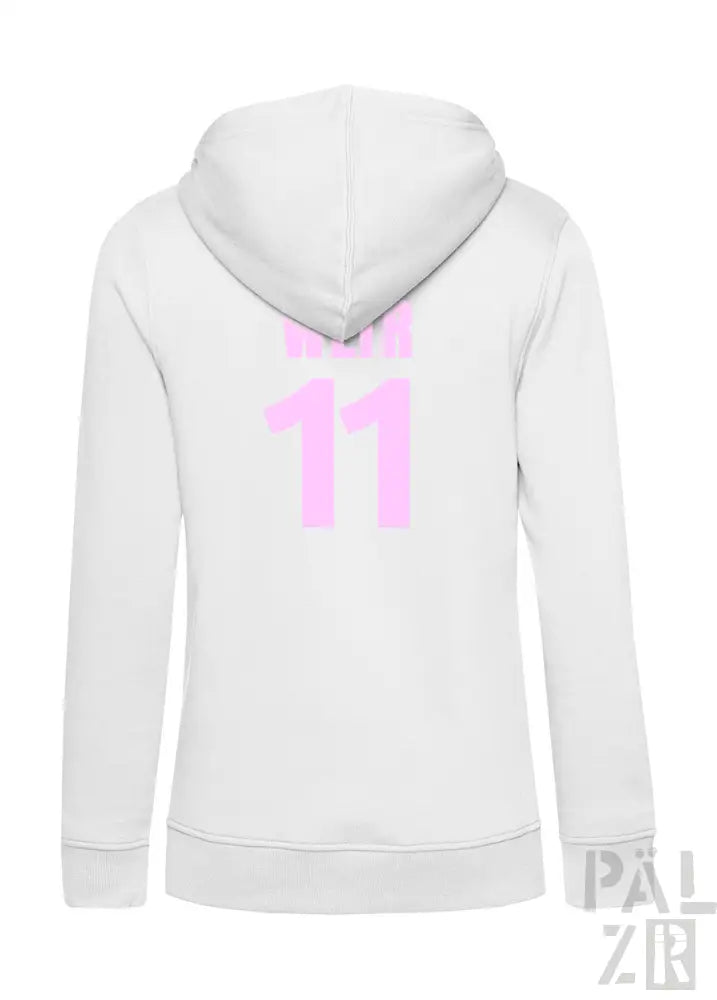 Weiße Hoodie mit pinkem „11“-Design auf dem Rücken, Material scheint eine Baumwoll- oder Polyestermischung zu sein.