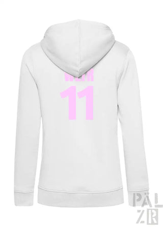 Weiße Hoodie mit pinkem „11“-Design auf dem Rücken, Material scheint eine Baumwoll- oder Polyestermischung zu sein.