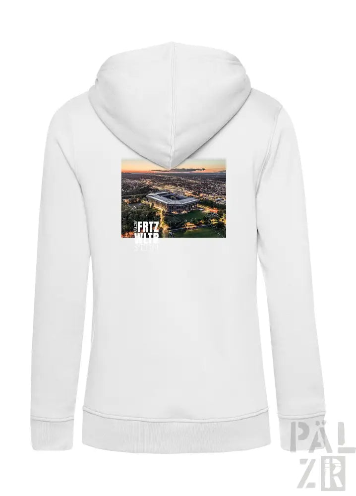 Weißes Hoodie mit Stadtbild-Design auf dem Rücken, das Stadion und Skyline bei Sonnenuntergang zeigt