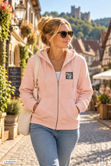 Eine weiche rosa zip-up hoodie für frauen mit schwarzem und weißem pal zib logo patch auf der brust