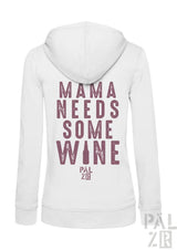 Weiße Kapuzenjacke mit Reißverschluss und Text ’mama braucht etwas Wein’ in Burgunderrot und schwarzem Design, Marke Pal Zileri.