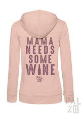 Rosa Kapuzenpulli mit Reißverschluss und Textdesign ’mama braucht etwas Wein’.