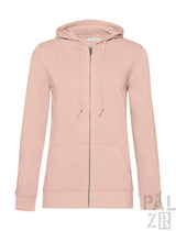 Eine weiche, zartrosa Reißverschluss-Hoodie mit passender Kordelkapuze und Vordertaschen, hergestellt aus glatter Baumwollmischgewebe.