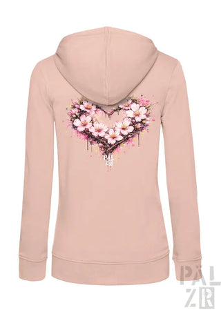 Ein weiches, zart rosafarbenes Damen-Hoodie mit einem lebendigen Aquarell-Herz-Design, das mit zarten Kirschblüten und subtilen Spritzeffekten verziert ist.