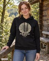 Schwarzer frauenhoodie mit cremefarbenem holzmaserungsdesign und text aus gutem holz darunter