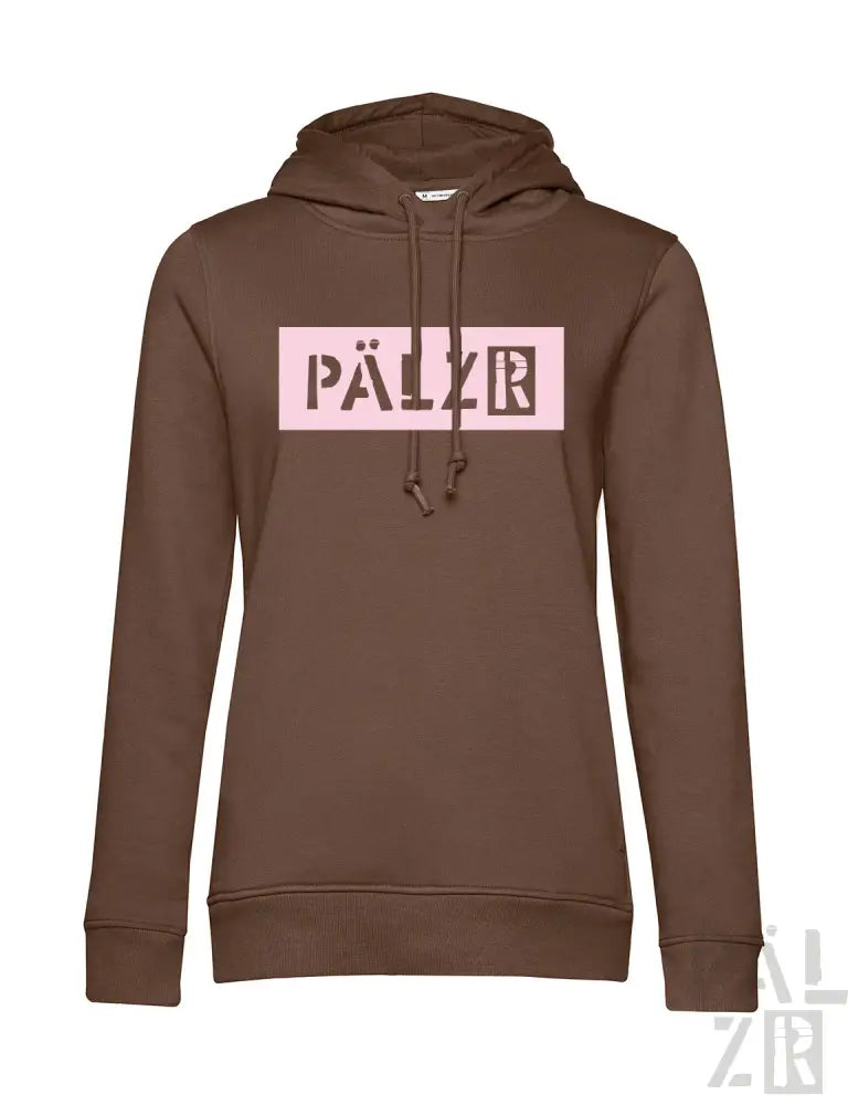 Braune Kapuzenjacke mit pinkem ‚pälzr‘-Logo und Kordelzügen, wahrscheinlich aus Baumwolle oder Polyester-Mischung gefertigt.