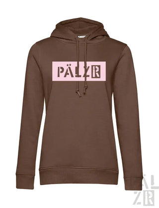 Braune Kapuzenjacke mit pinkem ‚pälzr‘-Logo und Kordelzügen, wahrscheinlich aus Baumwolle oder Polyester-Mischung gefertigt.