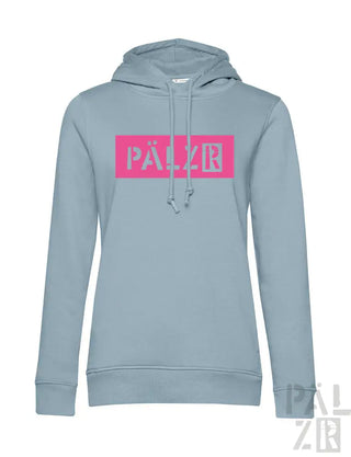 Hellblauer Hoodie mit pinkem ‚palzr‘-Logo und weißen Pfeilen.