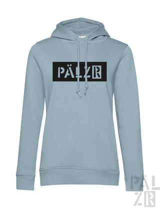 Hellblaues Hoodie mit schwarzem ’pälzr’-Logo und Kordelzügen.