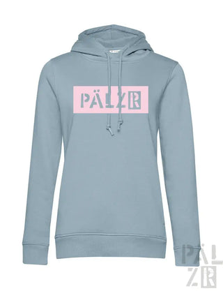 Hellblauer Hoodie mit pinkem und silbernem Logodesign.