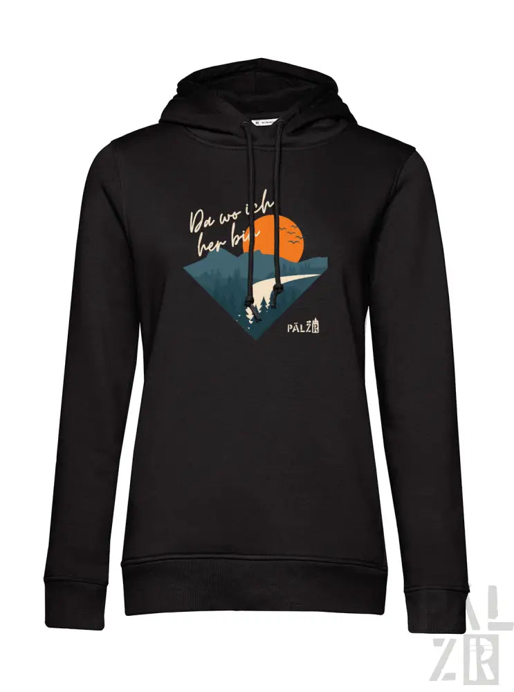 Schwarzes Damen-Hoodie mit dreieckigem Grafikmotiv, das eine orange Sonne, eine Waldszene und den Text „da wo ich her bin“ in weißer Schrift zeigt.