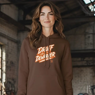 Braune Kapuzenjacke mit ’druff dewarper’-Design in Orange und Weiß.