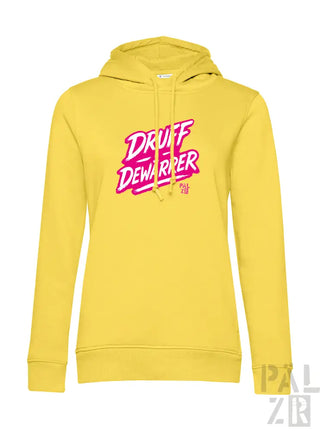 Gelbes Hoodie mit ’druff dewarpper’ Grafikdesign, das ein pink- und weißes Logo zeigt.