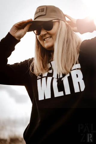 Braune Ledermütze mit weißem Text ’wltr’ und verstellbarem Riemen.