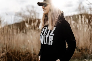 Schwarzer Hoodie mit weißem Text ’fitz hunter’ und Baseballkappe.