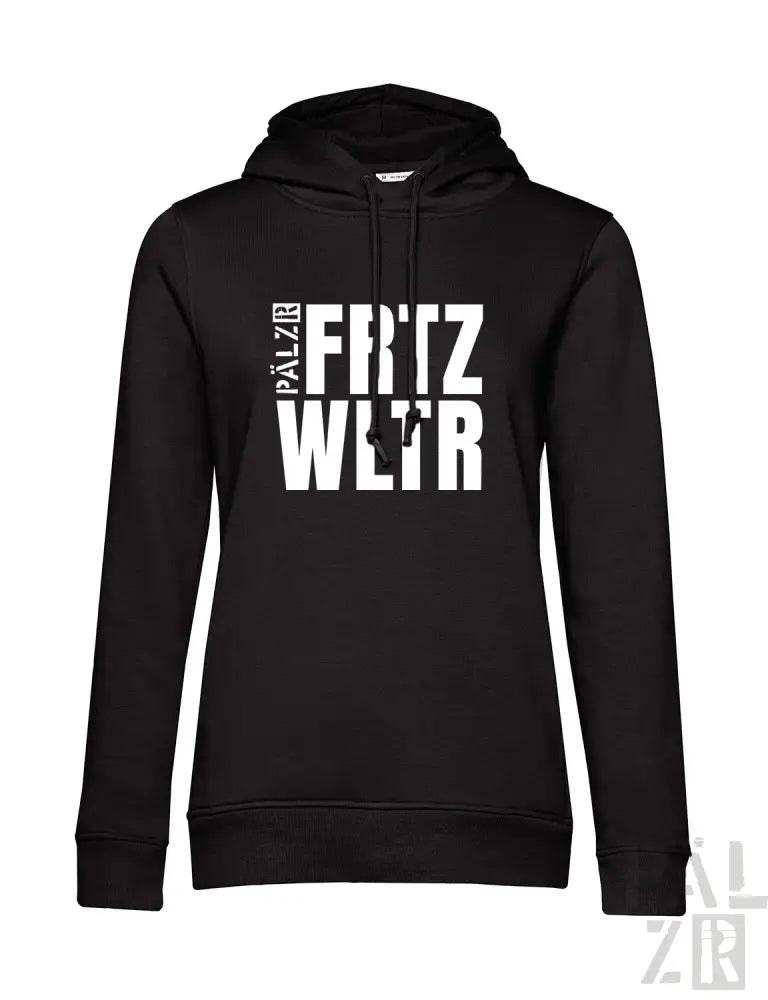 Schwarzes Hoodie mit weißem Textdesign, das ’palazo fritz wltr’ in fetten, gestapelten Buchstaben zeigt.