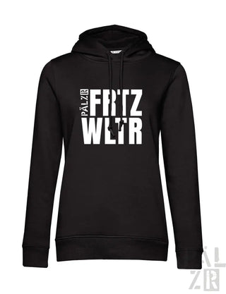 Schwarzes Hoodie mit weißem Textdesign, das ’palazo fritz wltr’ in fetten, gestapelten Buchstaben zeigt.