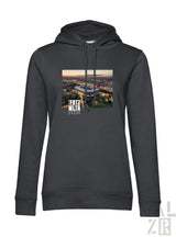 Dunkelgrauer damen hoodie mit druck des fritz-walter-stadions bei sonnenuntergang und weißem schriftzug