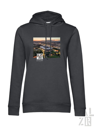Dunkelgrauer damen hoodie mit druck des fritz-walter-stadions bei sonnenuntergang und weißem schriftzug