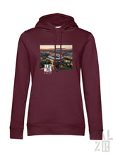 Frauen hoodie in maroon mit aufdruck eines luftbilds vom fritz-walter-stadion und weißem text