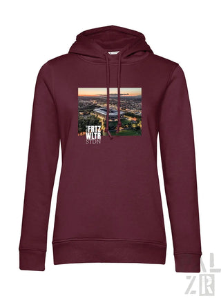 Frauen hoodie in maroon mit aufdruck eines luftbilds vom fritz-walter-stadion und weißem text