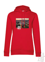Rote damen hoodie mit grafik eines stadion-luftbilds und text fritz wltr stdn auf der front in verschiedenen farben