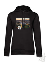 Schwarzer frauen hoodie mit aufdruck einer stadion luftaufnahme bei sonnenuntergang und text frtz wltr stdn darunter