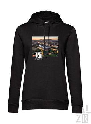Schwarzer frauen hoodie mit aufdruck einer stadion luftaufnahme bei sonnenuntergang und text frtz wltr stdn darunter