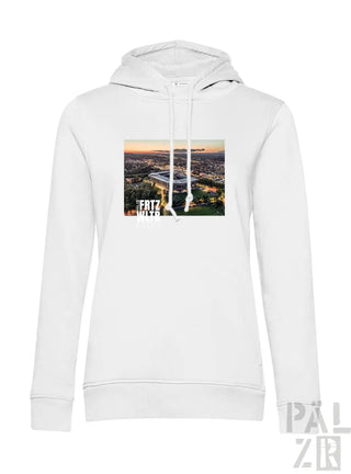 Weißer frauen hoodie mit gedrucktem stadionmotiv bei sonnenuntergang und text fritz walter darunter