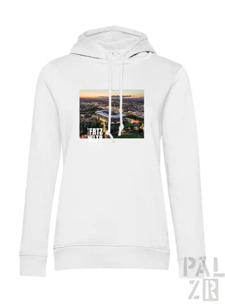 Weißes Hoodie mit Stadtbild-Design auf der Vorderseite, mit Reißverschluss und Kordeln.