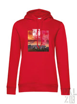 Rote damen hoodie mit rechteckigem stadiongrafikprint bei sonnenuntergang und text friedrich wilhelm stein