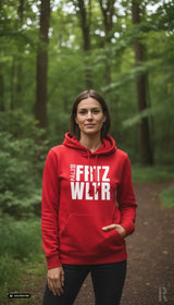 Eine rote frauen hoodie von frtz wltr mit auffälliger weißer schrift auf der brust in verschiedenen farben