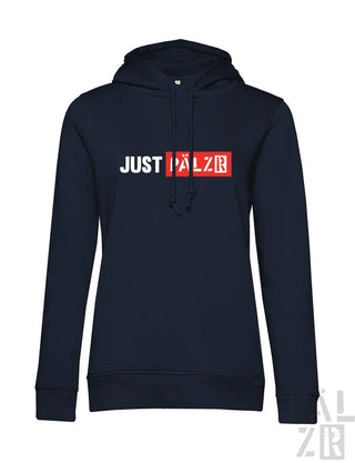 Marineblaue Kapuzenjacke mit ’just falzr’-Grafik in Weiß und Rot auf der Vorderseite, Material aus Kapuzenschweißstoff.
