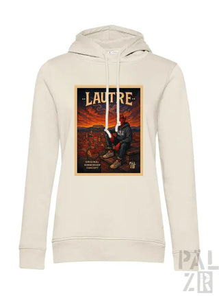 Creme-Farbenes Hoodie mit Grafikdesign eines Mannes auf einem Skateboard, dunkle Hosen und rotes Shirt vor Sonnenuntergangshintergrund.