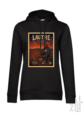 Schwarzes Hoodie mit Grafikdesign, das eine Figur in einer Wüstenlandschaft zeigt, Text ’lautre’ oben.