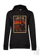 Schwarzes Hoodie mit Grafikdesign, das eine Figur in einer Wüstenlandschaft zeigt, Text ’lautre’ oben.
