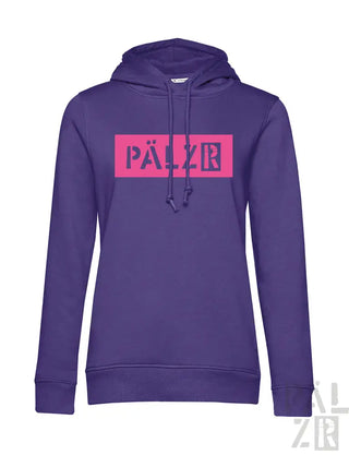 Lila Hoodie mit pinkem Logo und Kordelzügen.