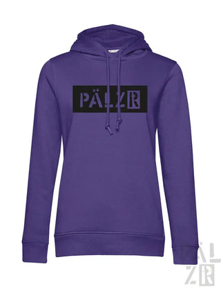 Violetter Hoodie mit schwarzem Logo-Design, Material eines Hooded Sweatshirts.