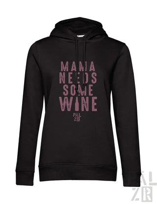 Schwarzer Hoodie mit dem Text „mama braucht etwas Wein’ in pink-weißem Design, mit Kapuze.