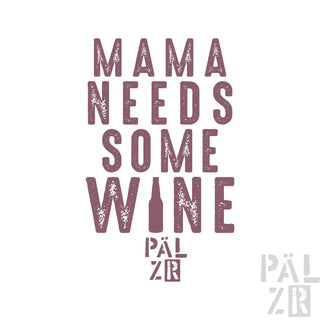 Weinetikett mit dem Text „mama braucht etwas Wein’ in dunklem Lila auf weißem Hintergrund.