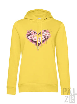 Ein lebendiges gelbes Damen-Hoodie mit einem herzförmigen Blumendesign mit pinken Blüten und Spritzfarbeffekten.