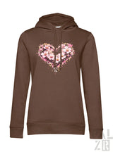 Brauner Hoodie mit Kapuze, der ein lebendiges herzförmiges Blumenmuster mit rosa Blüten und Spritzfarbenakzenten aufweist.