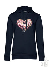 Dunkelblaue Kapuzenjacke mit einem lebendigen pink-weißen Kirschblüten-Herz-Design und Spritzeffekten.