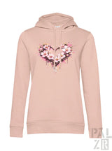 Eine weiche rosarote Hoodie mit einem lebendigen Aquarell-Herz-Design, verziert mit zarten weißen und rosa Blüten.