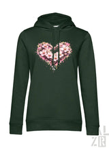 Dunkelgrüner Damenhoodie mit einem lebendigen pinken Kirschblüten-Herz-Design mit Spritzeffekten und dem Text ’p.